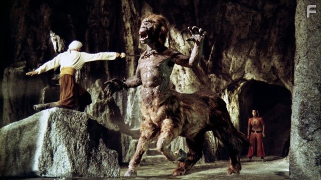 John Phillip Law and Caroline Munro in Золотое путешествие Синдбада (1973)