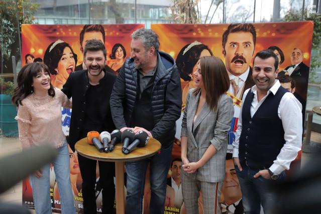 Hakan Algl, Emre Karayel, Sahin Irmak, Gonca Vuslateri, and Irem Sak in Dgm Salonu (2018)
