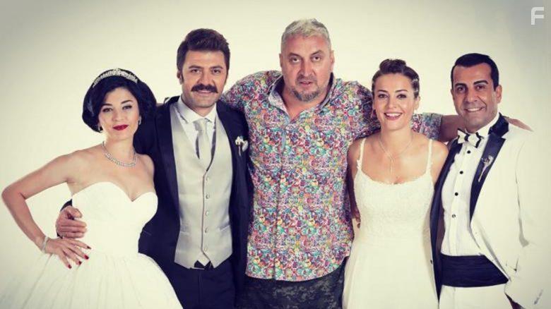 Hakan Algl, Emre Karayel, Sahin Irmak, Gonca Vuslateri, and Irem Sak in Dgm Salonu (2018)