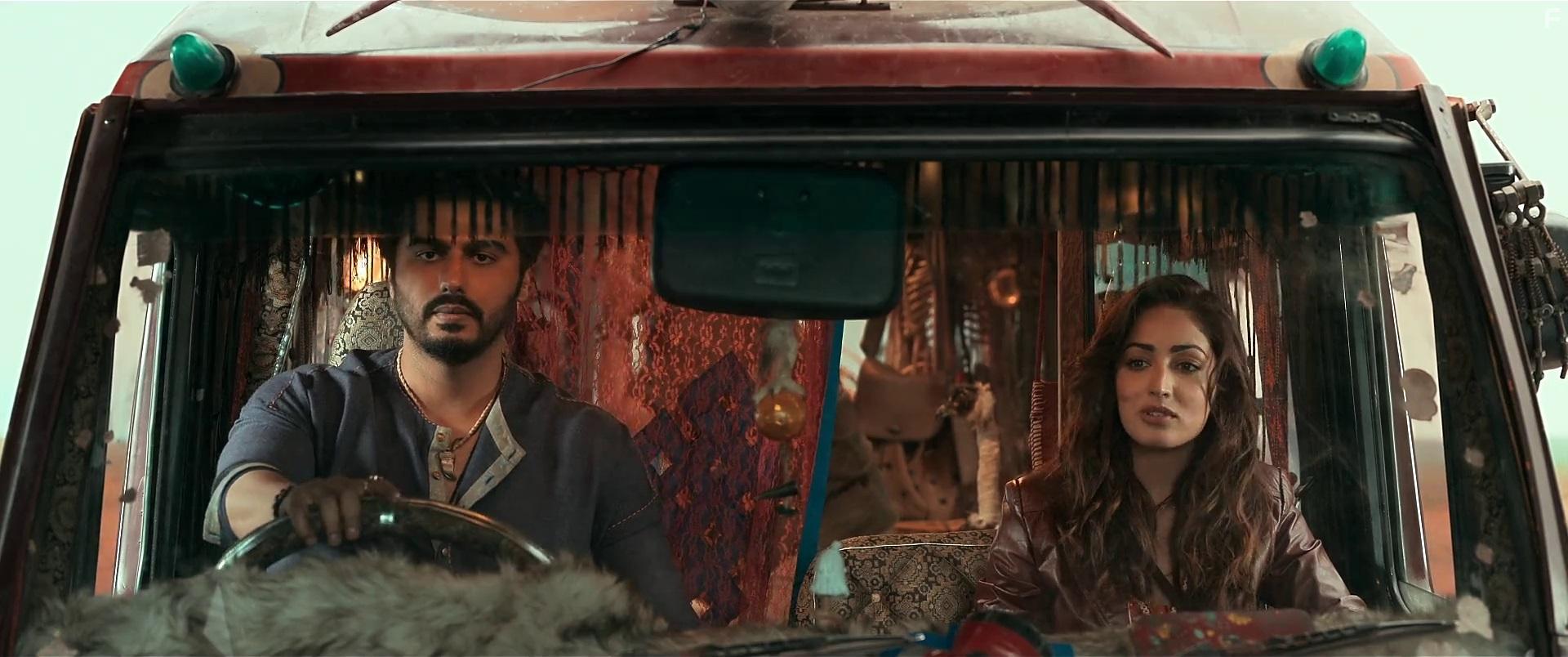 Arjun Kapoor and Yami Gautam in Bhoot Police (2021)