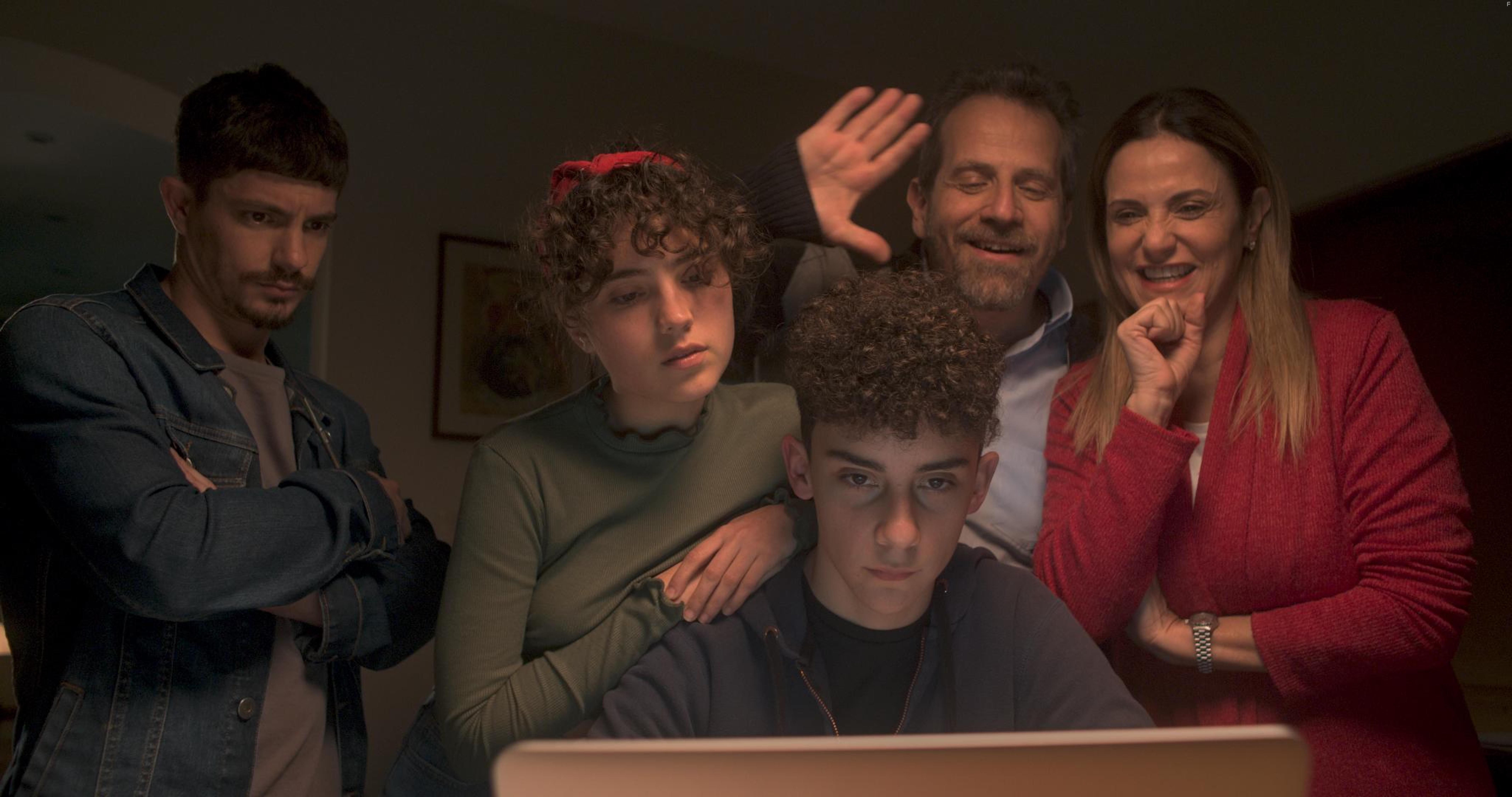 Mara Fernanda Callejn, Antonella Ferrari, Diego De Paula, Pablo Valdes, and Facundo Gamband in Todos tenemos un muerto en el placard o un hijo en el clset (2020)