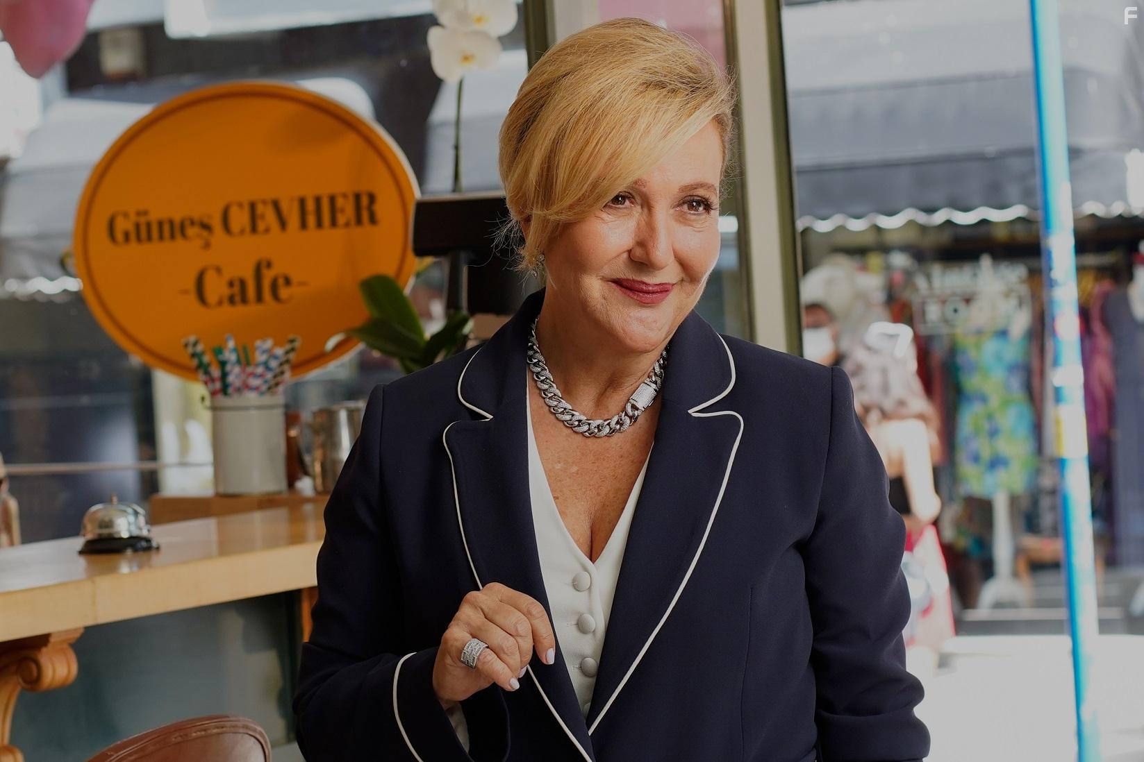 Sumru Yavrucuk in Evlilik Hakkinda Her Sey (2021)