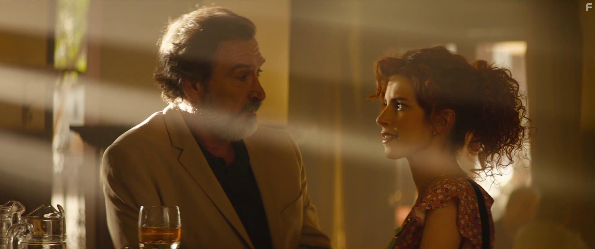 Gins Garca Milln and Paula Sartor in La maldicin del guapo (2020)