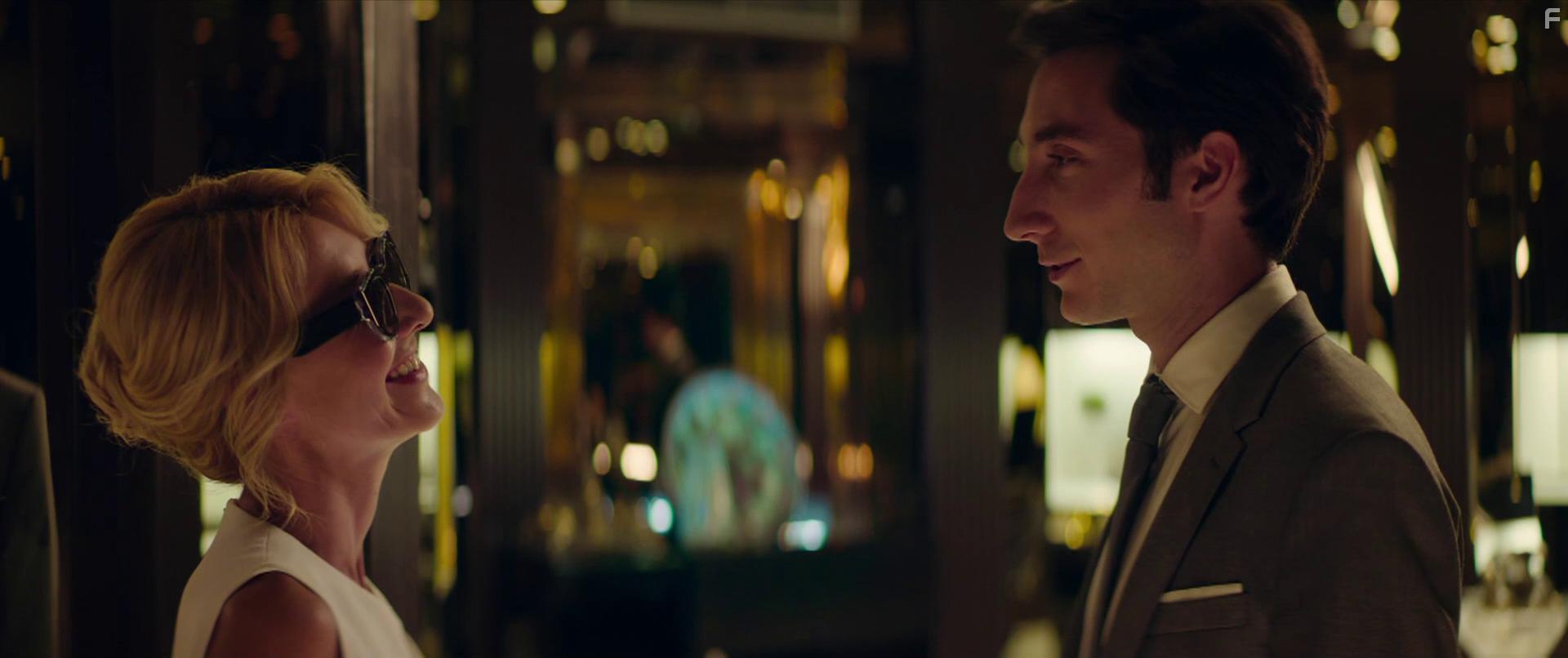 Cayetana Guilln Cuervo and Juan Grandinetti in La maldicin del guapo (2020)