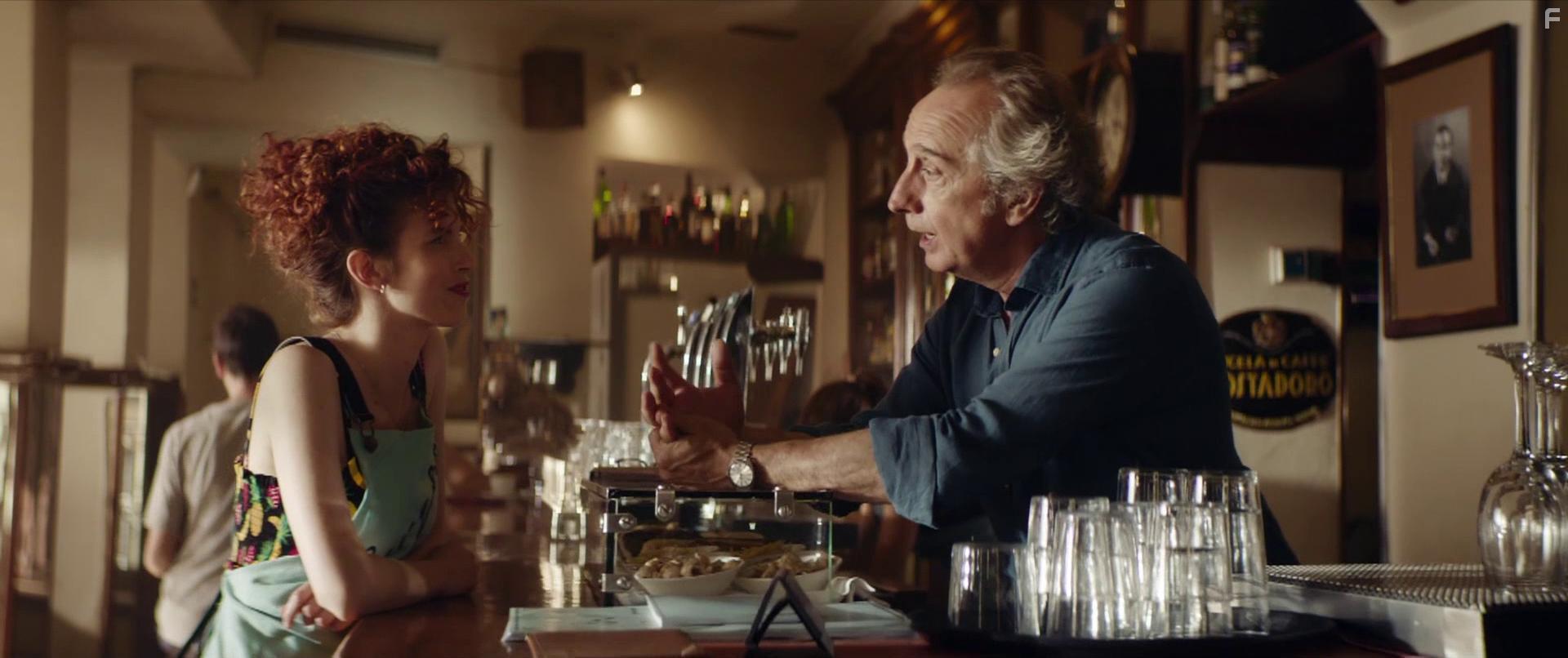 Gonzalo de Castro and Paula Sartor in La maldicin del guapo (2020)