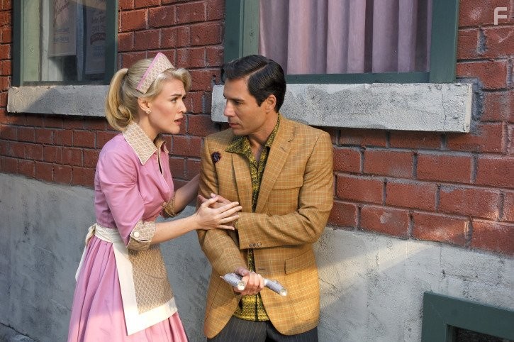 Eric McCormack and Jenni Baird in Инопланетное вторжение (2009)