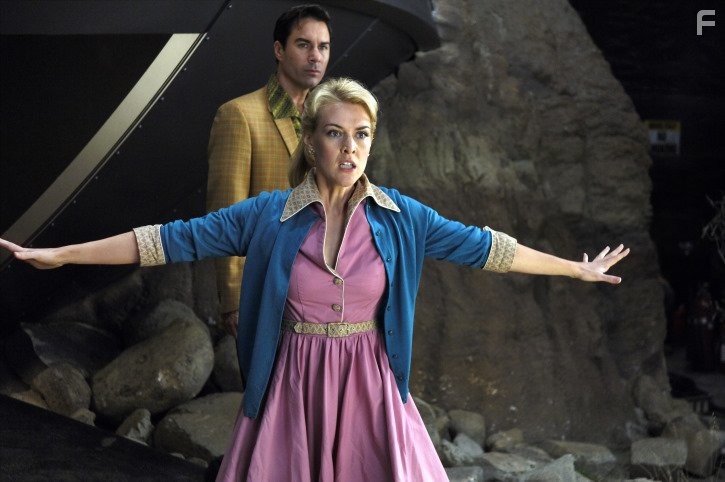 Eric McCormack and Jenni Baird in Инопланетное вторжение (2009)