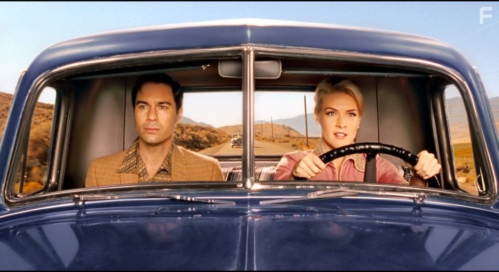 Eric McCormack and Jenni Baird in Инопланетное вторжение (2009)