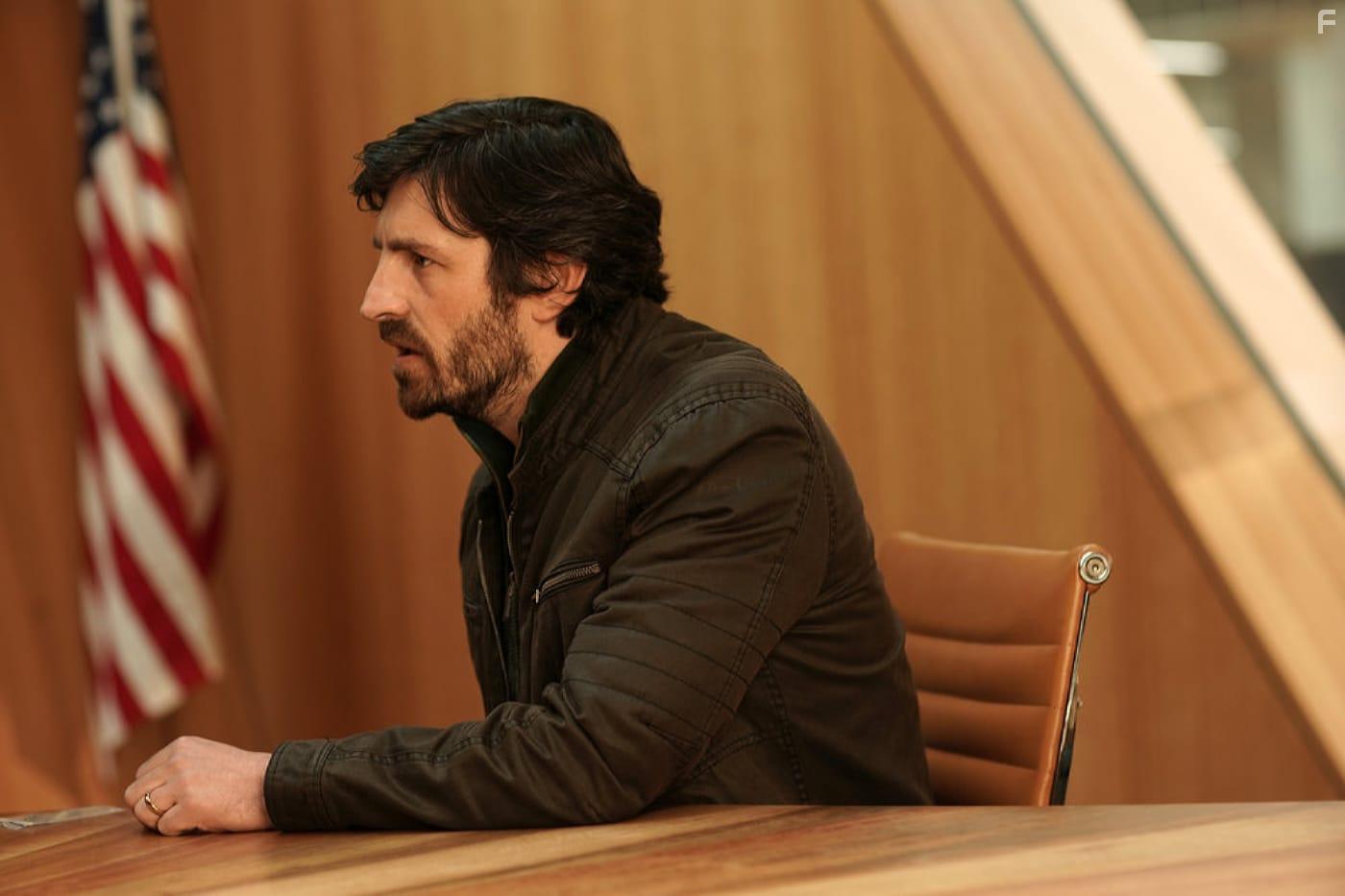 Eoin Macken in La Brea (2021)