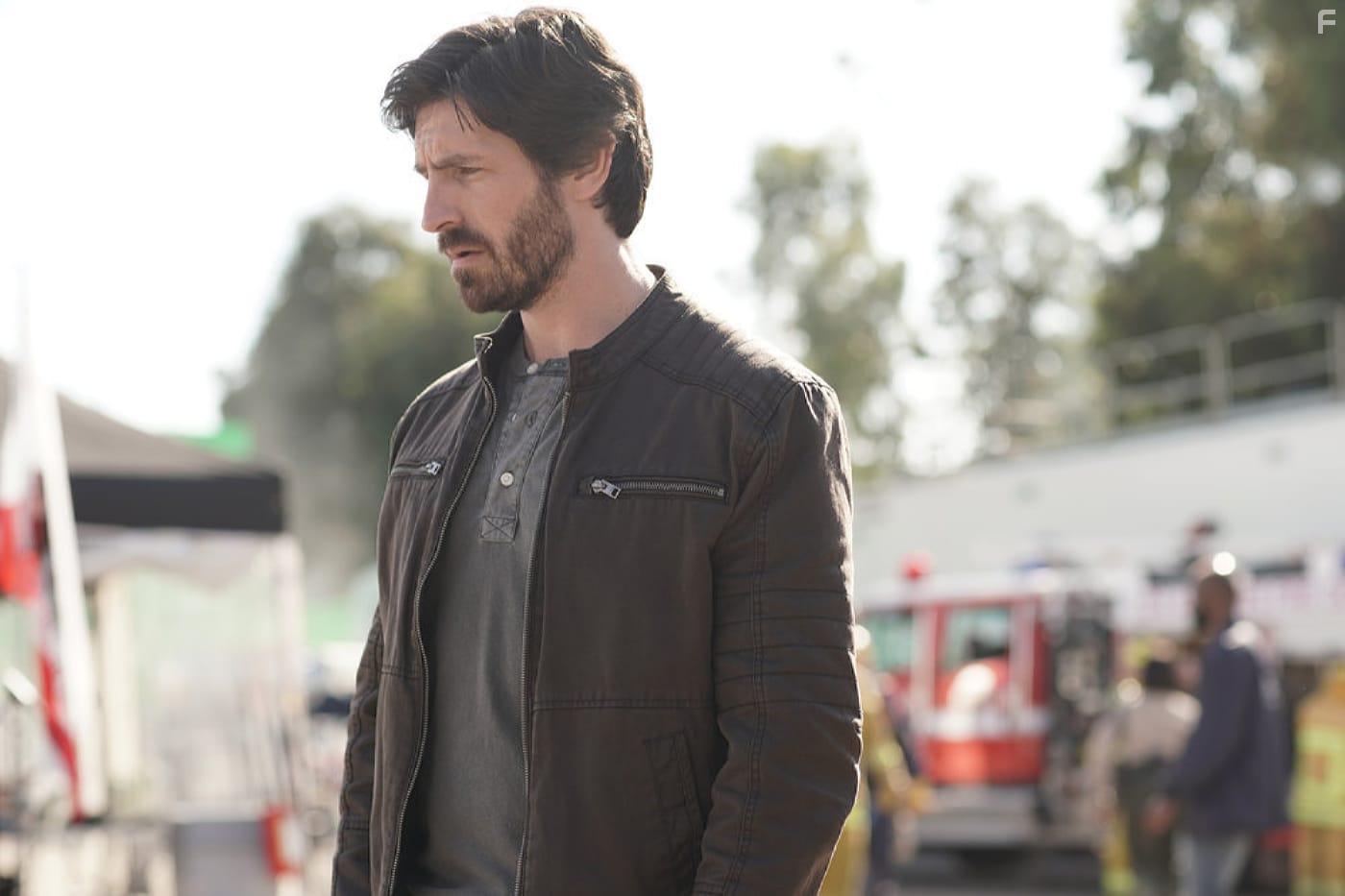 Eoin Macken in La Brea (2021)