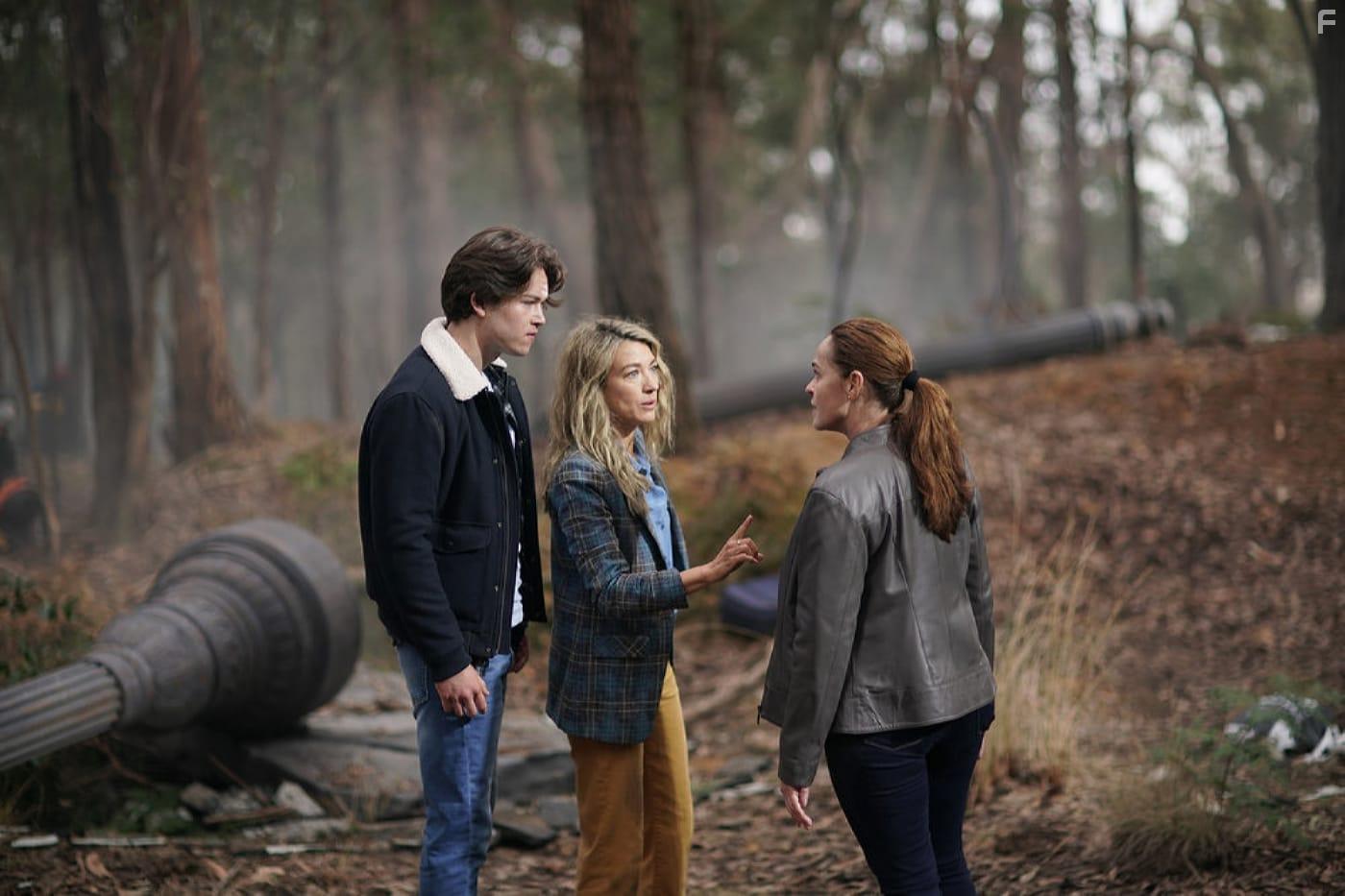 Karina Logue, Natalie Zea, and Jack Martin in La Brea (2021)