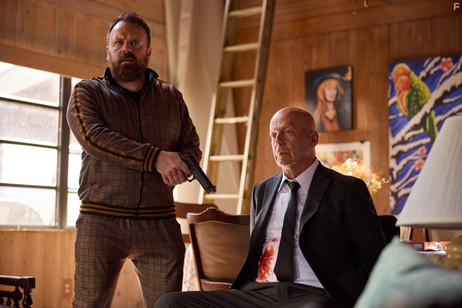 Bruce Willis and Simon Phillips in Killing Field (2021)