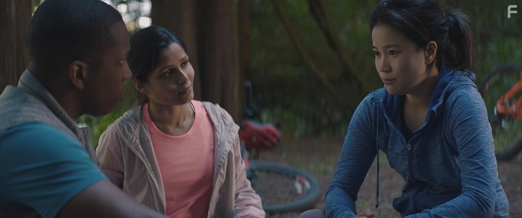 Leslie Odom Jr., Jadyn Wong, and Freida Pinto in Needle in a Timestack (2021)