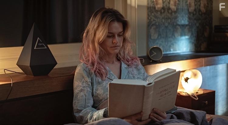 Alice Eve in Warning (2021)