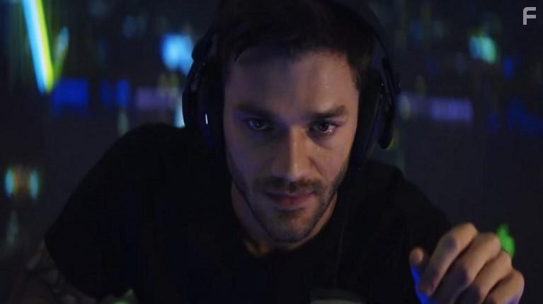 Lorenzo Richelmy in Il talento del calabrone (2020)