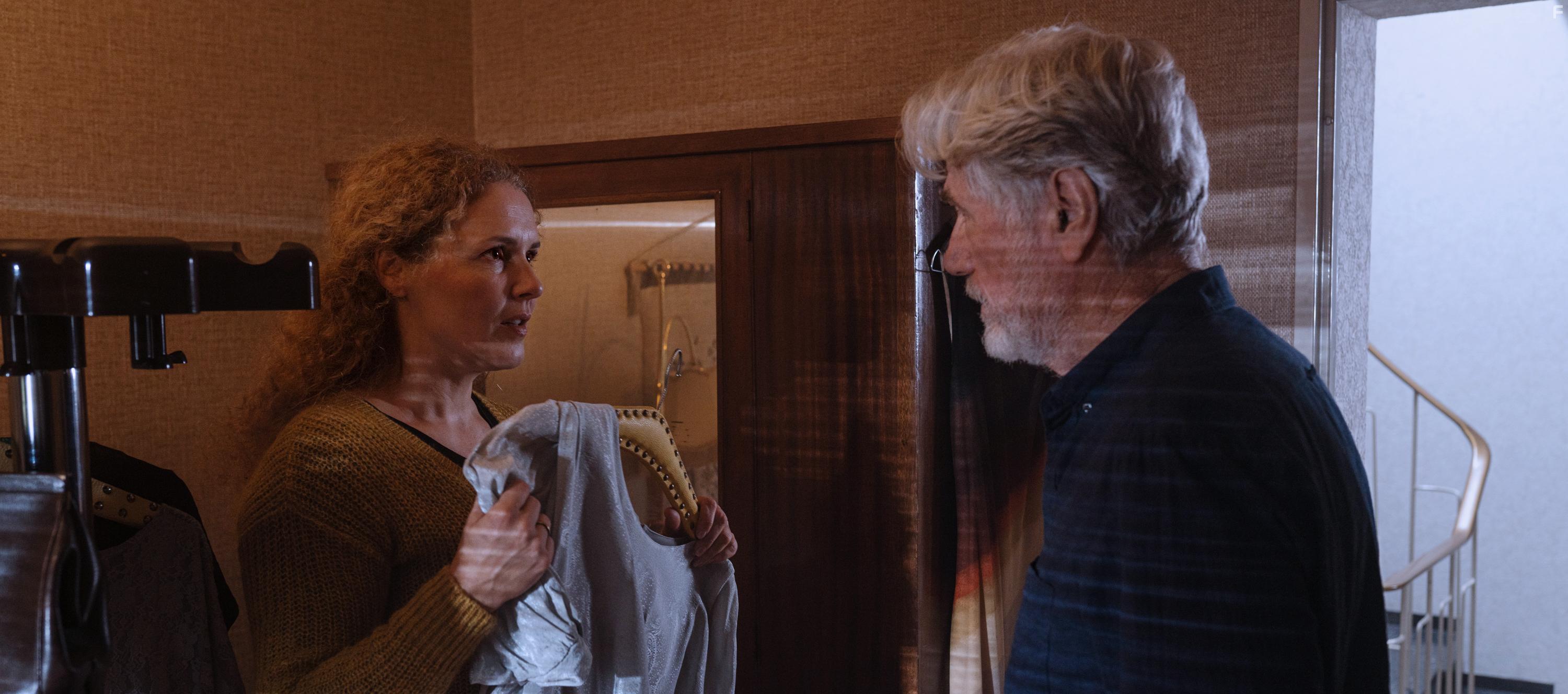 Jrgen Prochnow and Anja Schiffel in Eine Handvoll Wasser (2020)