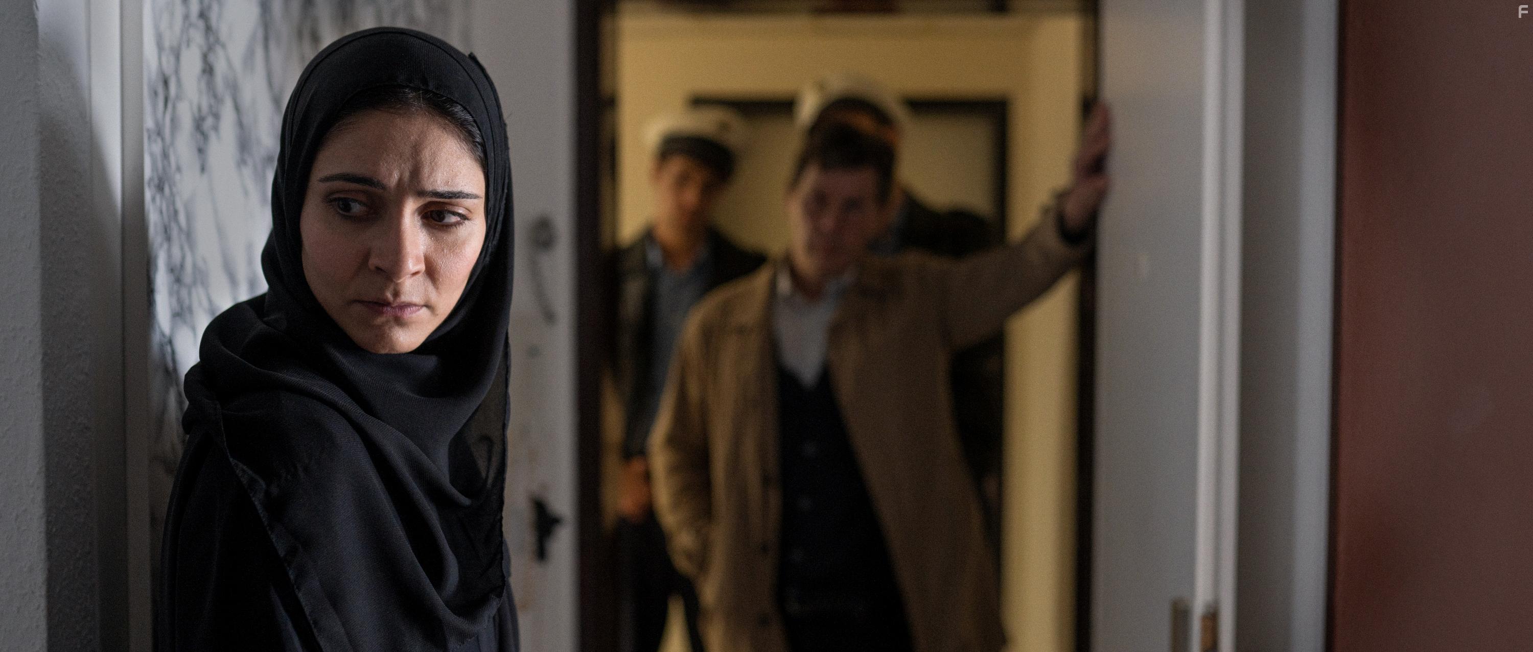 Rainer Ewerrien and Pegah Ferydoni in Eine Handvoll Wasser (2020)