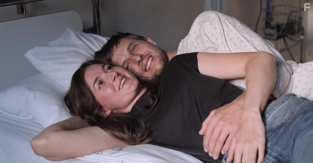 Anders Danielsen Lie and Renate Reinsve in The Worst Person in the World (2021)