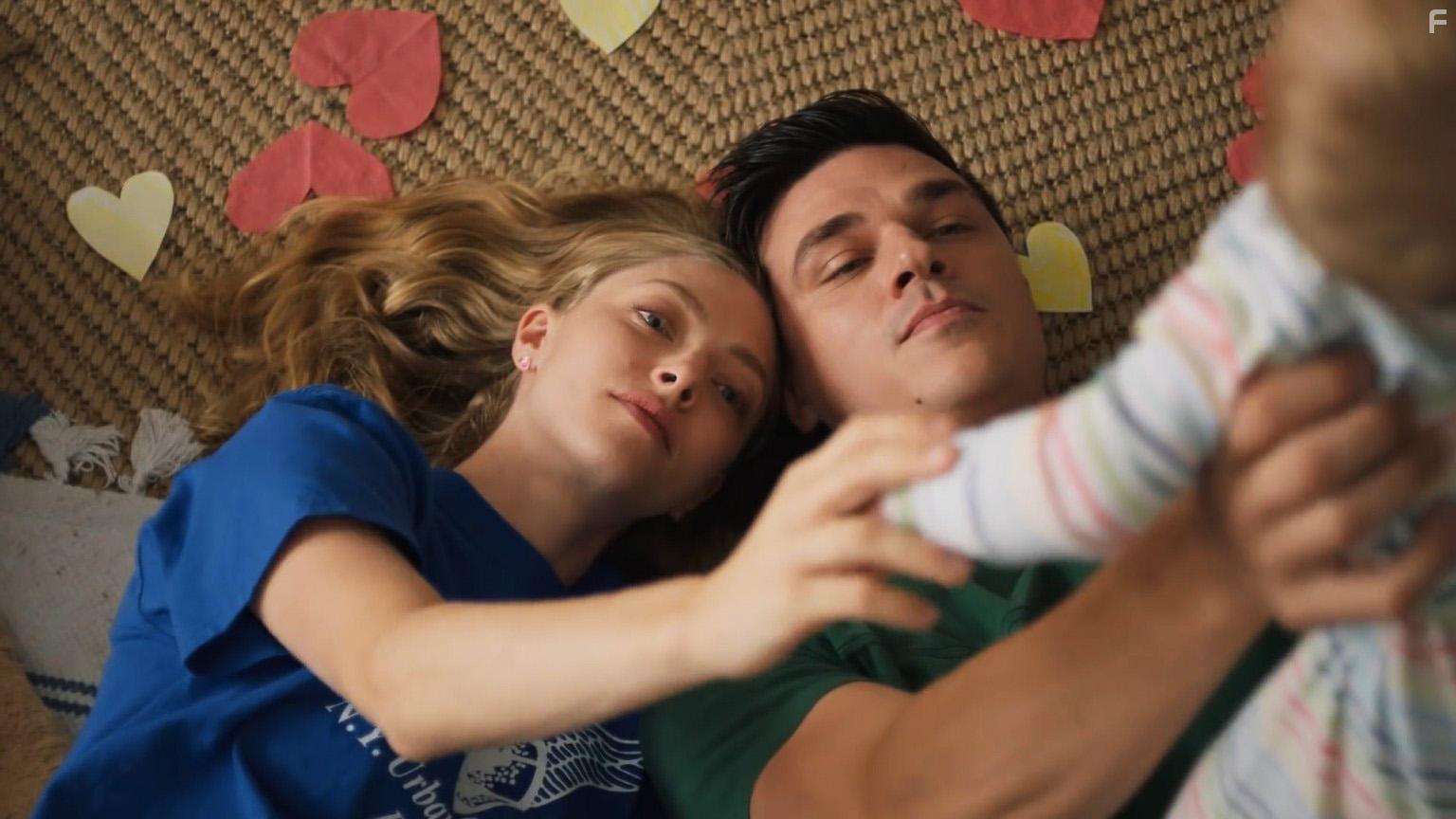 Amanda Seyfried and Finn Wittrock in A Mouthful of Air (2021)