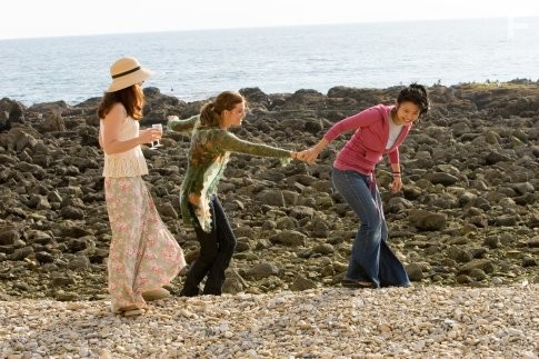 Amy Brenneman, Maggie Grace, and Gwendoline Yeo in Жизнь по Джейн Остин (2007)