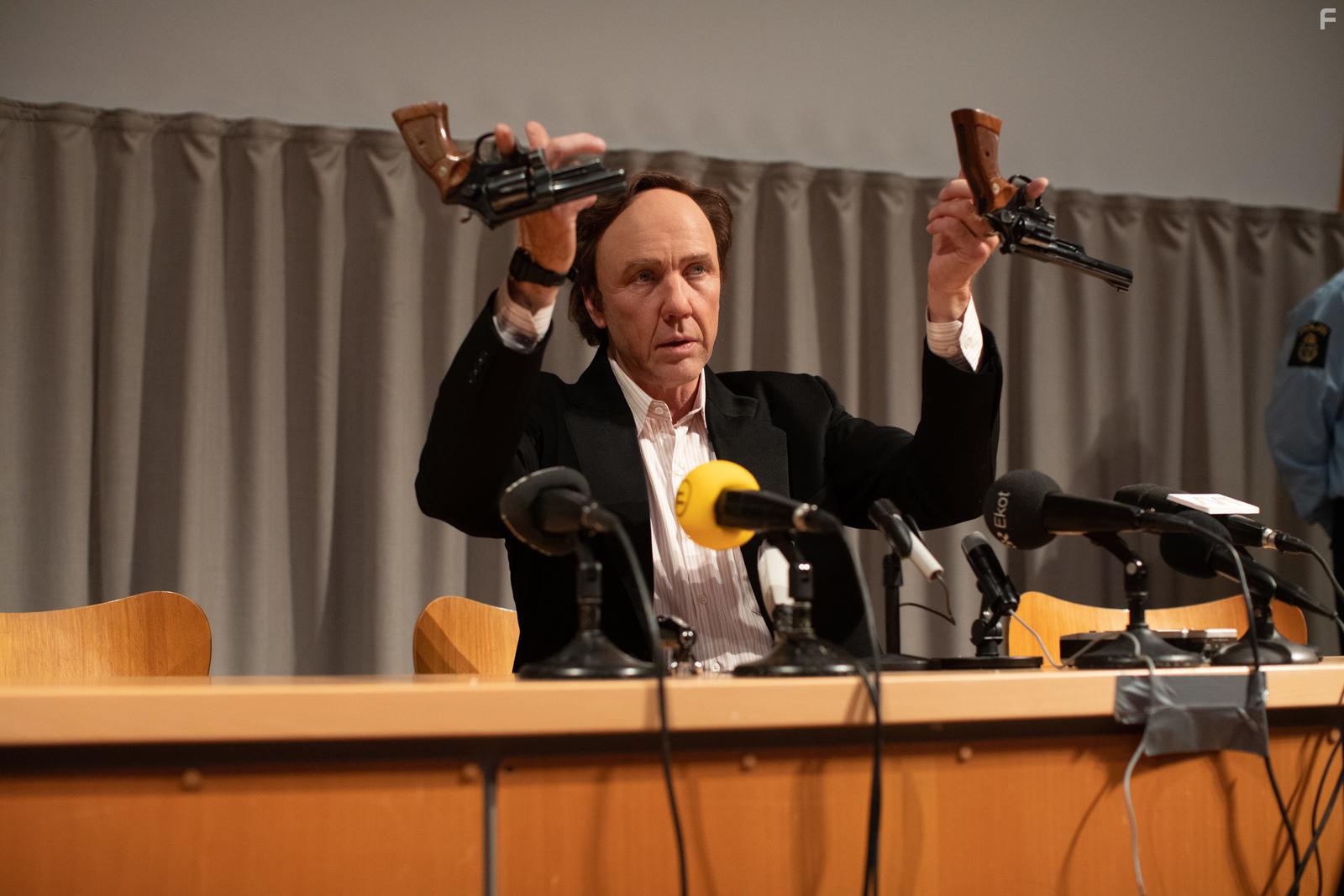 Mikael Persbrandt in Den osannolika mrdaren (2021)