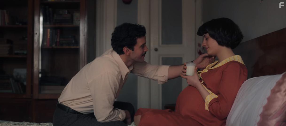 Asude Kalebek and Baris Ardu in The Club (2021)