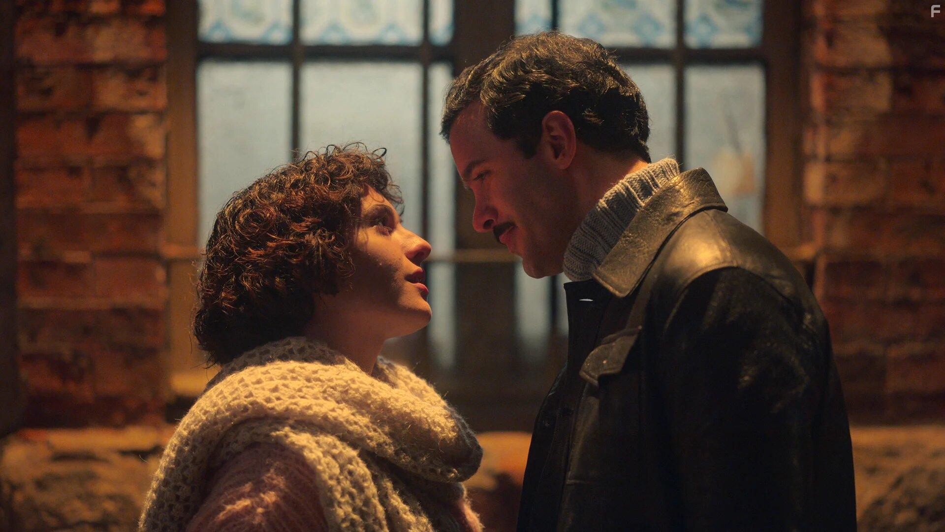 Asude Kalebek and Baris Ardu in The Club (2021)