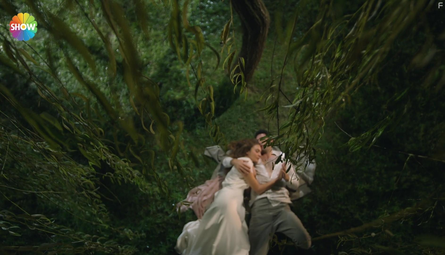 Murat Yildirim and Damla Snmez in Aziz (2021)