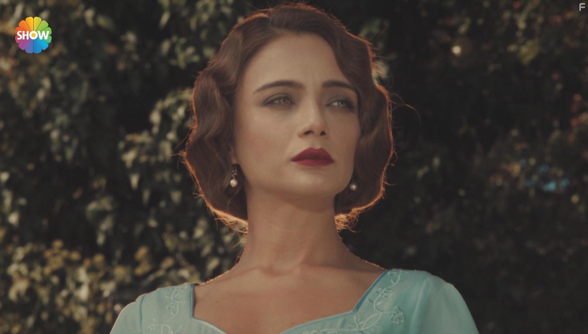 Damla Snmez in Aziz (2021)