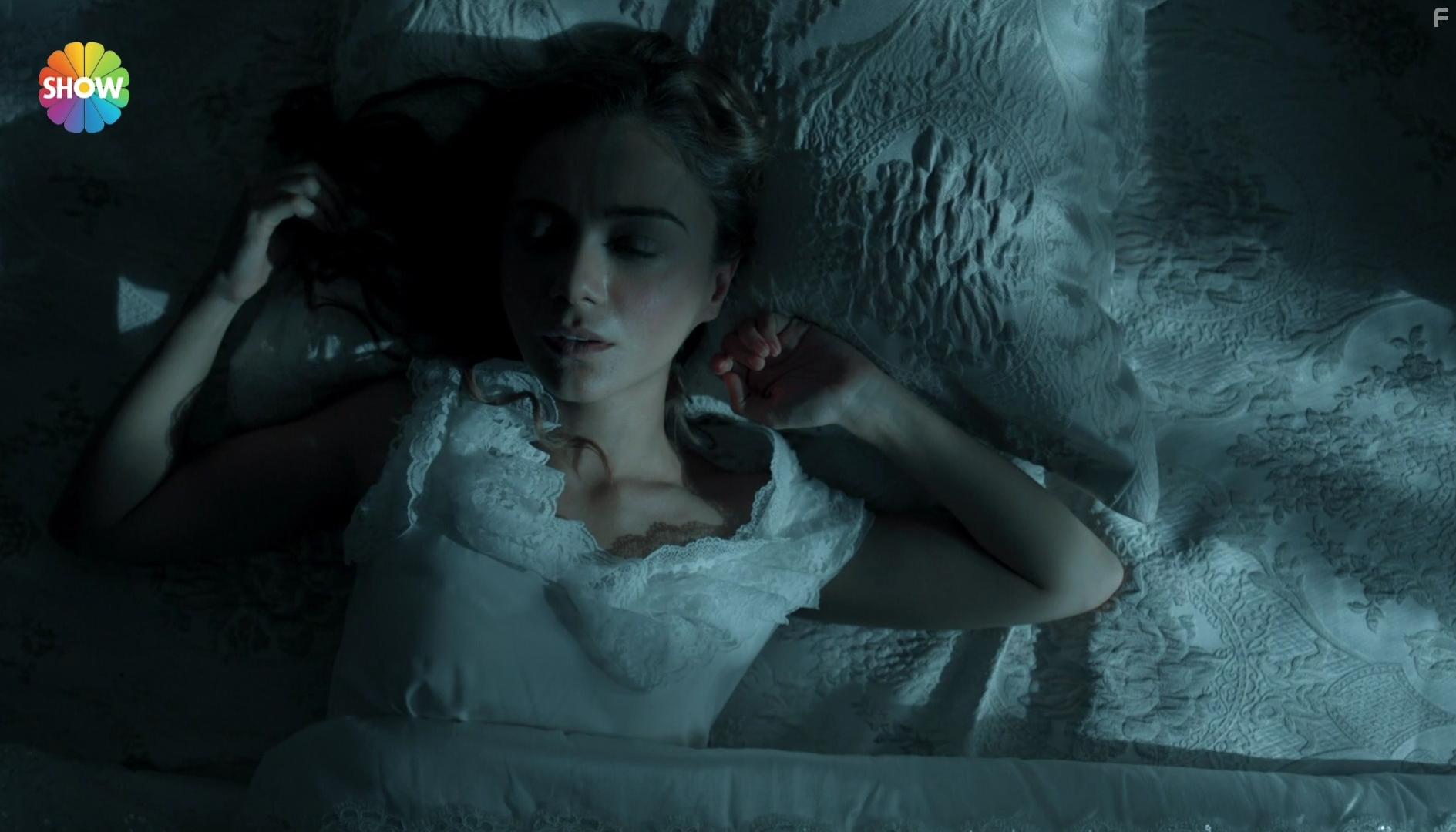 Damla Snmez in Aziz (2021)