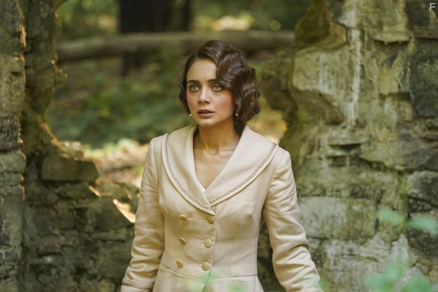 Damla Snmez in Aziz (2021)