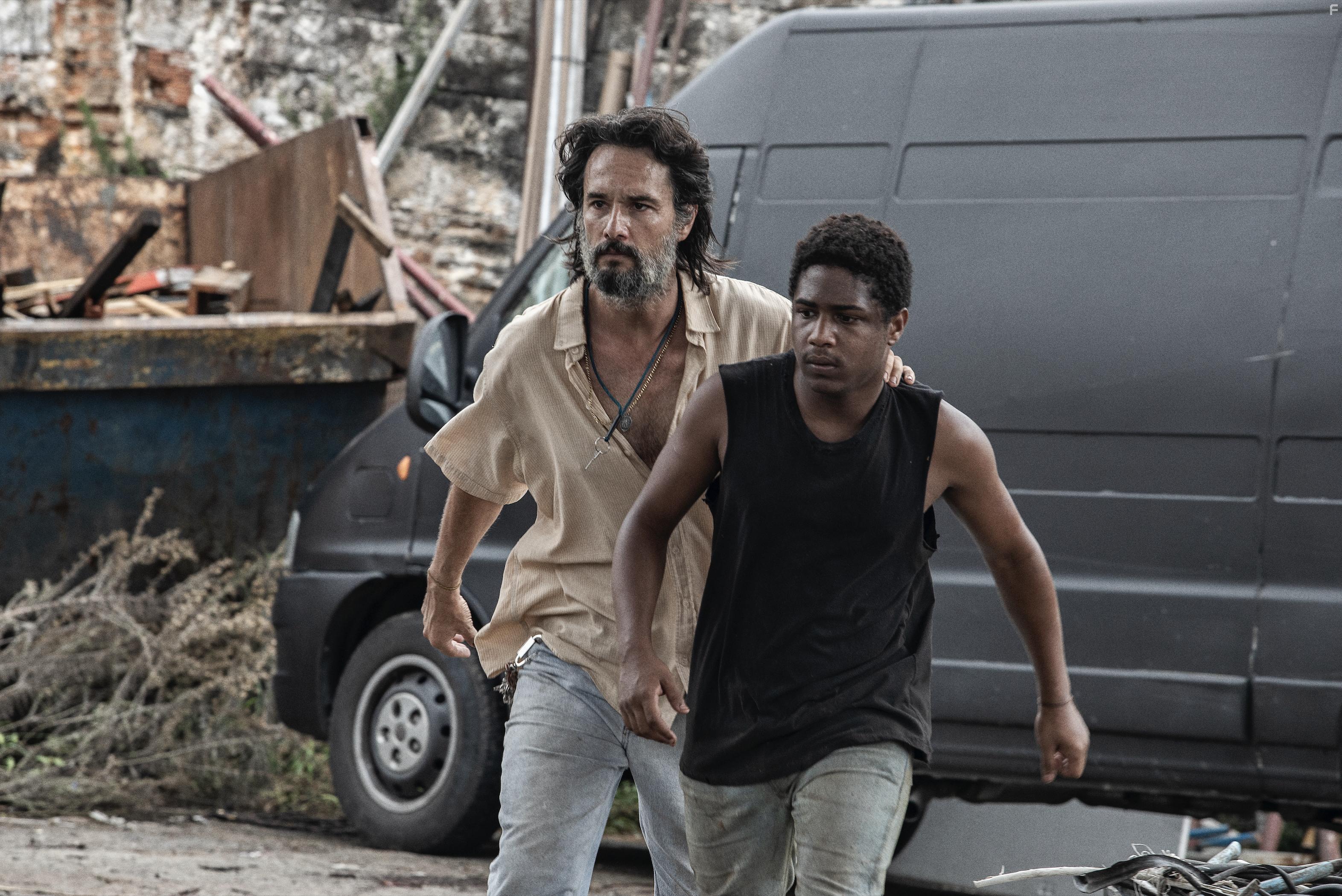 Rodrigo Santoro and Christian Malheiros in 7 Prisioneiros (2021)