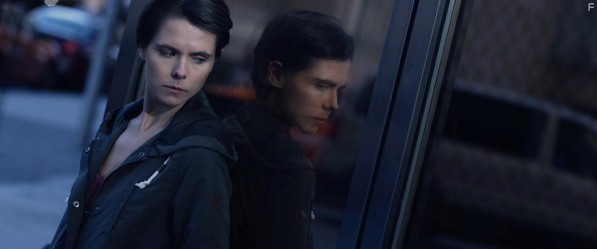 Paloma Kwiatkowski in Entangled (2019)