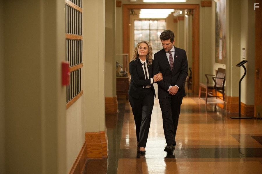 Adam Scott and Amy Poehler in Парки и зоны отдыха (2009)