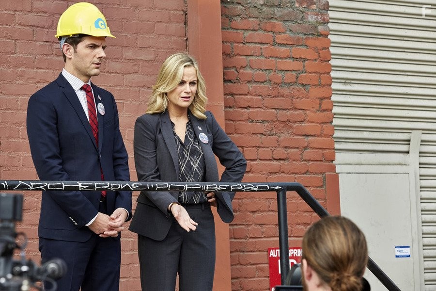 Adam Scott and Amy Poehler in Парки и зоны отдыха (2009)