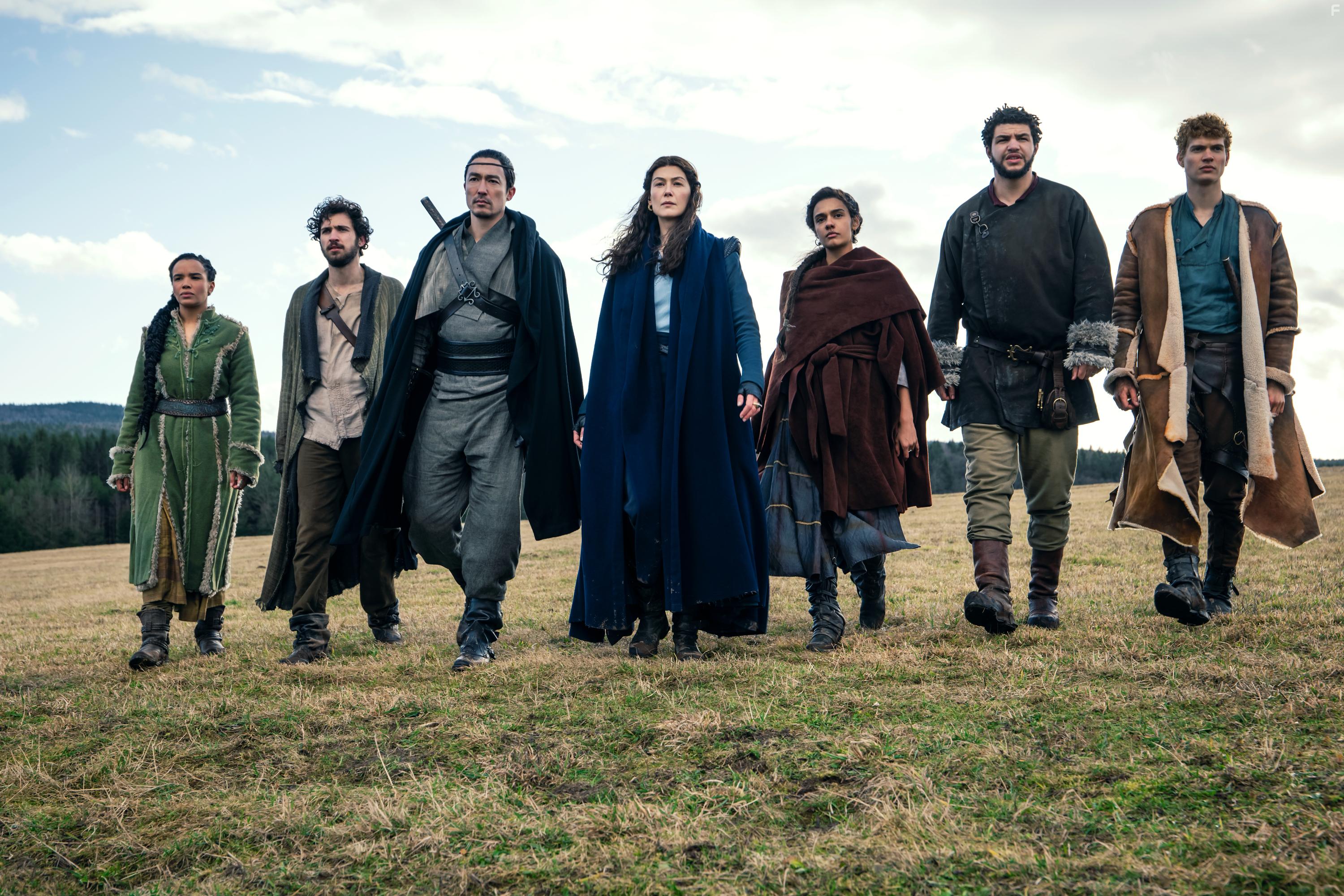Rosamund Pike, Daniel Henney, Zo Robins, Josha Stradowski, Madeleine Madden, Barney Harris, and Marcus Rutherford in The Wheel of Time (2021)