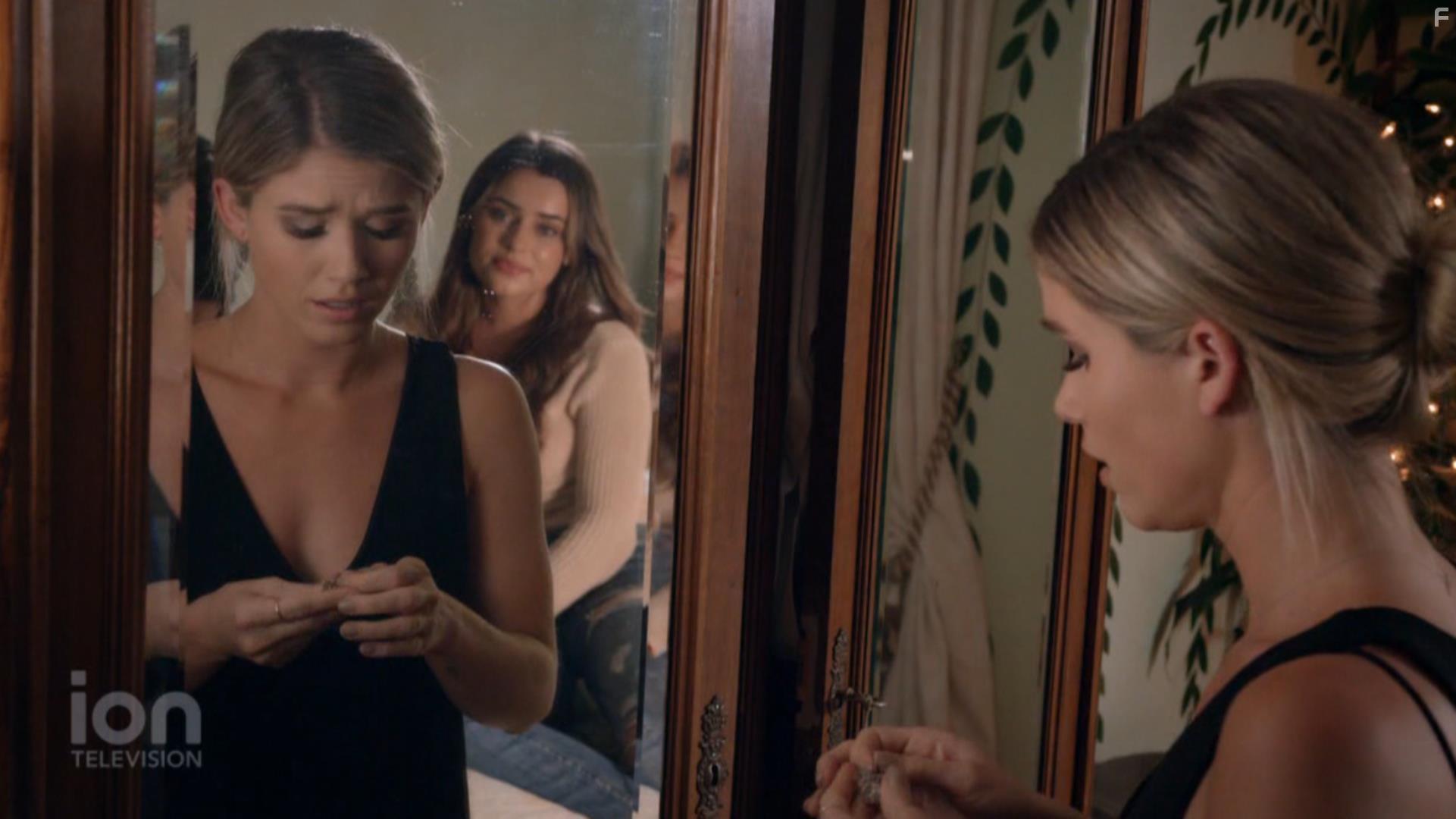 Anna Marie Dobbins and Nicolette Langley in Christmas Matchmakers (2019)