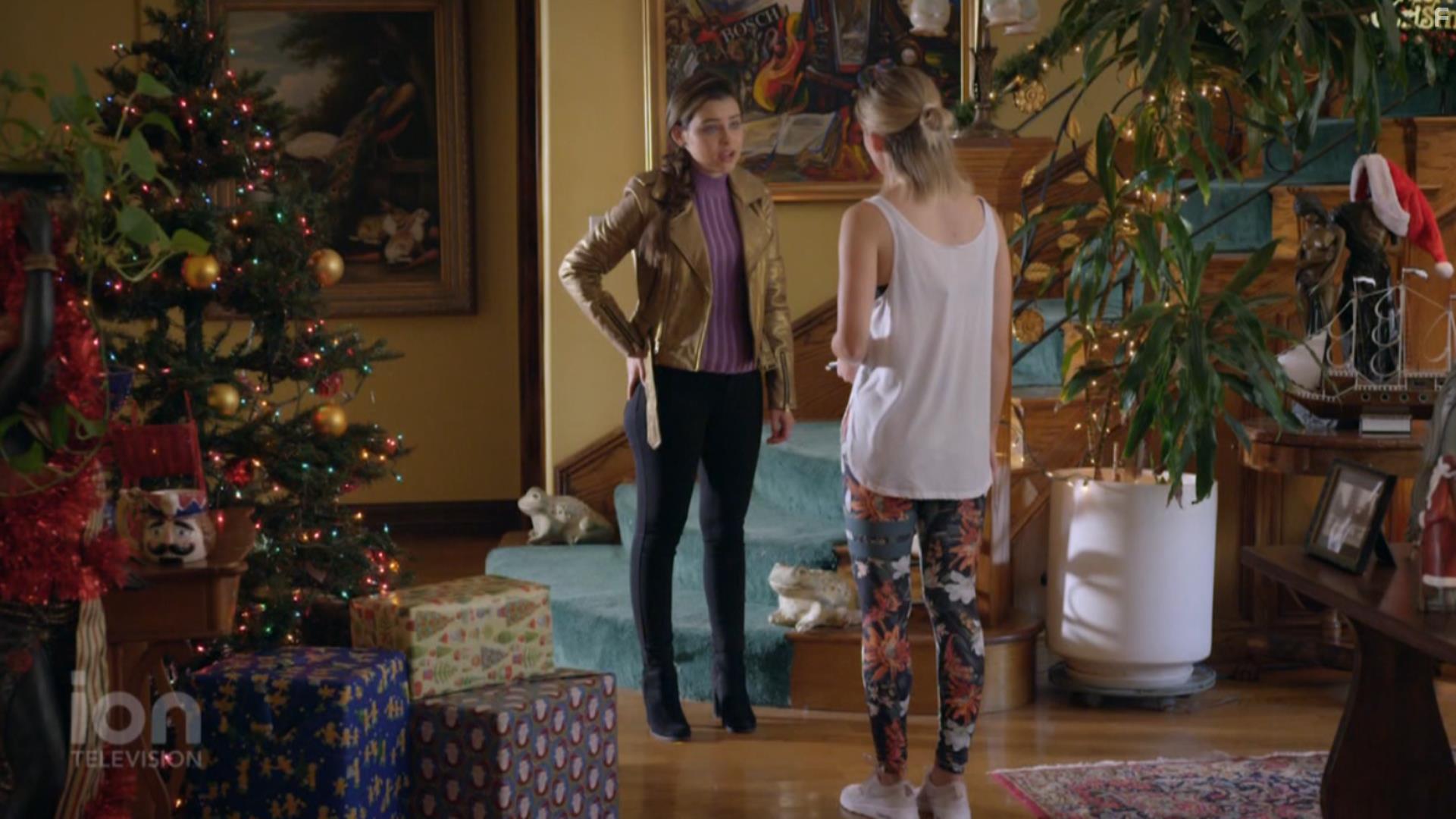 Anna Marie Dobbins and Nicolette Langley in Christmas Matchmakers (2019)