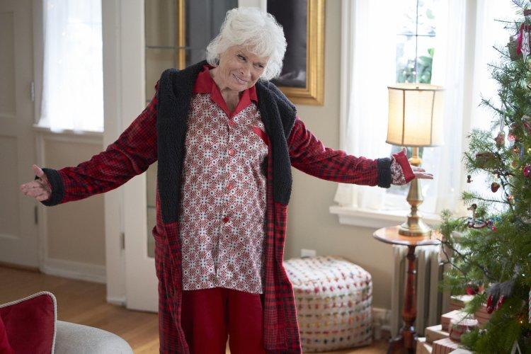 Paula Shaw in A Mrs. Miracle Christmas (2021)