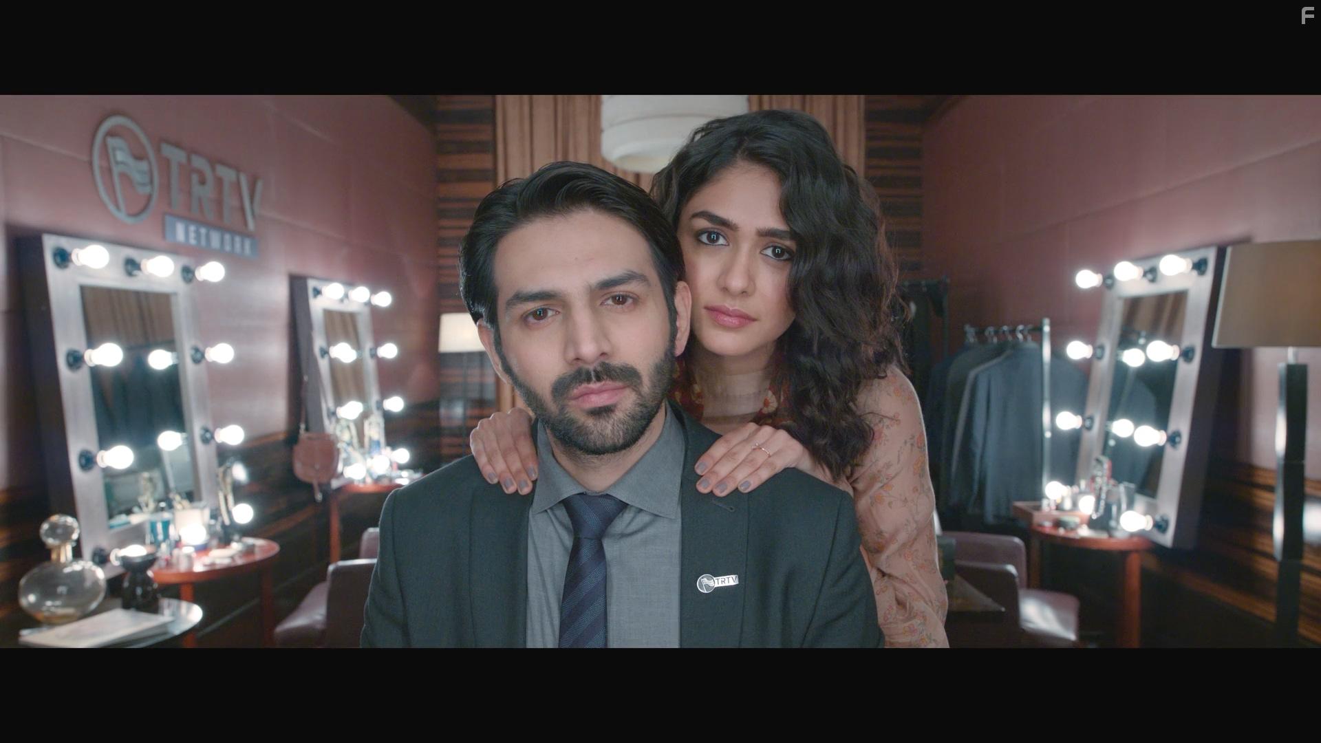 Kartik Aaryan and Mrunal Thakur in Dhamaka (2021)