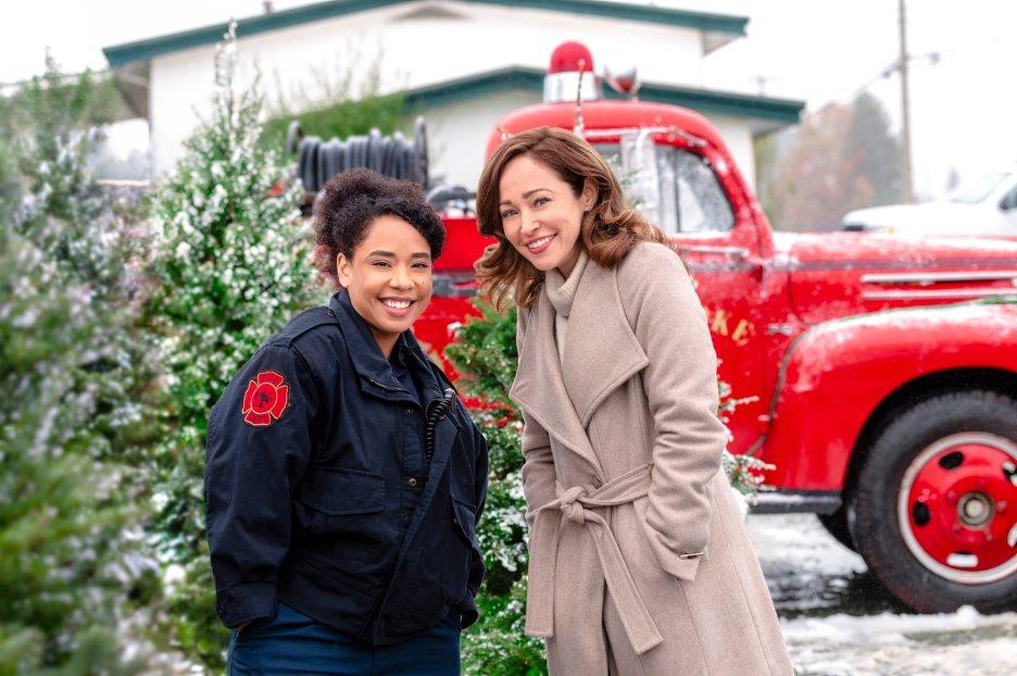 Autumn Reeser and Lisa MacFadden in A Glenbrooke Christmas (2020)