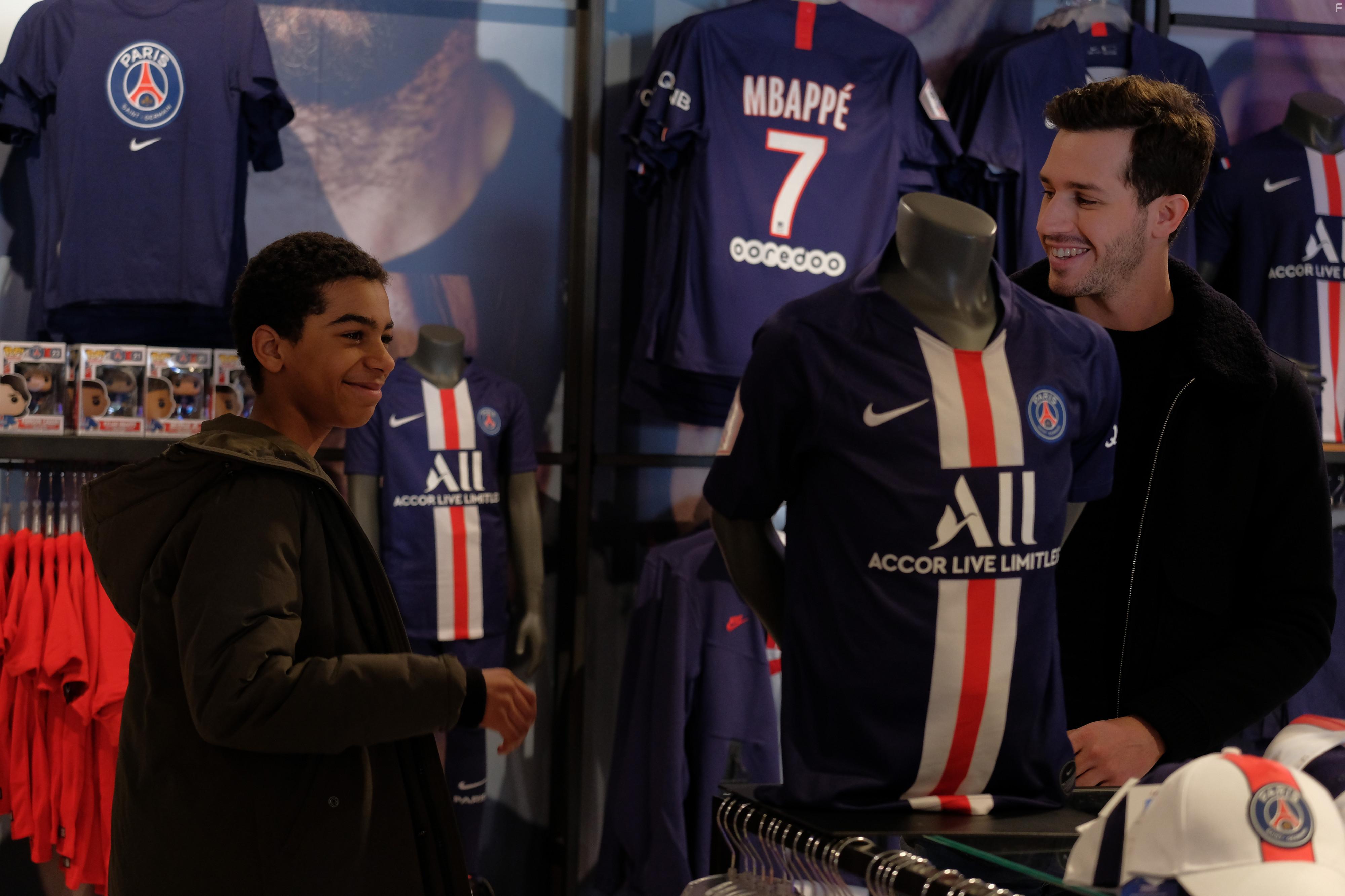 Yoann Eloundou and Victor Belmondo in Envole-moi (2021)