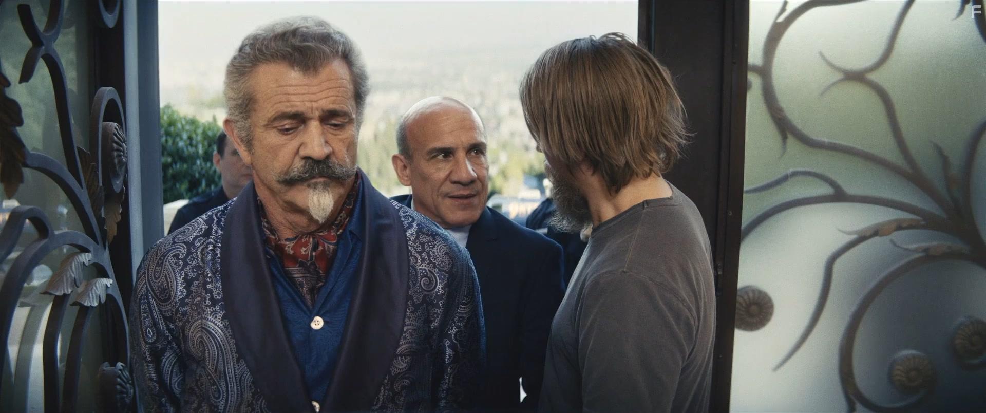 Mel Gibson and Paul Ben-Victor in Last Looks (2021)