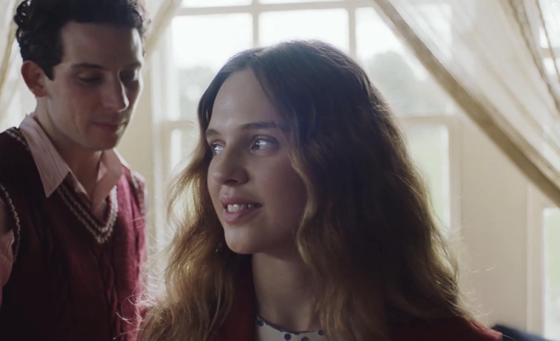 Odessa Young and Josh O'Connor in Mothering Sunday (2021)