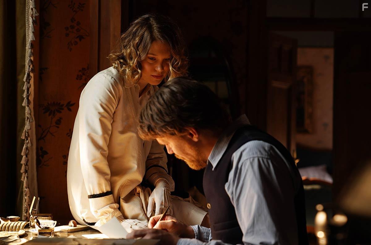 Gijs Naber and La Seydoux in A felesgem trtnete (2021)