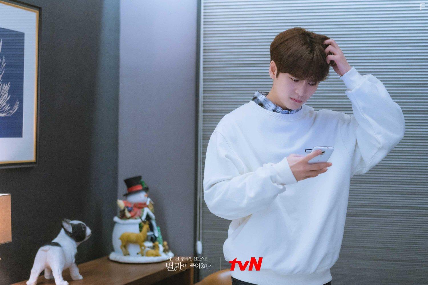 Tae-oh Kang in Eoneu Nal Uri Jib Hyeongwaeuro Myeolmangyi Deuleowassda (2021)