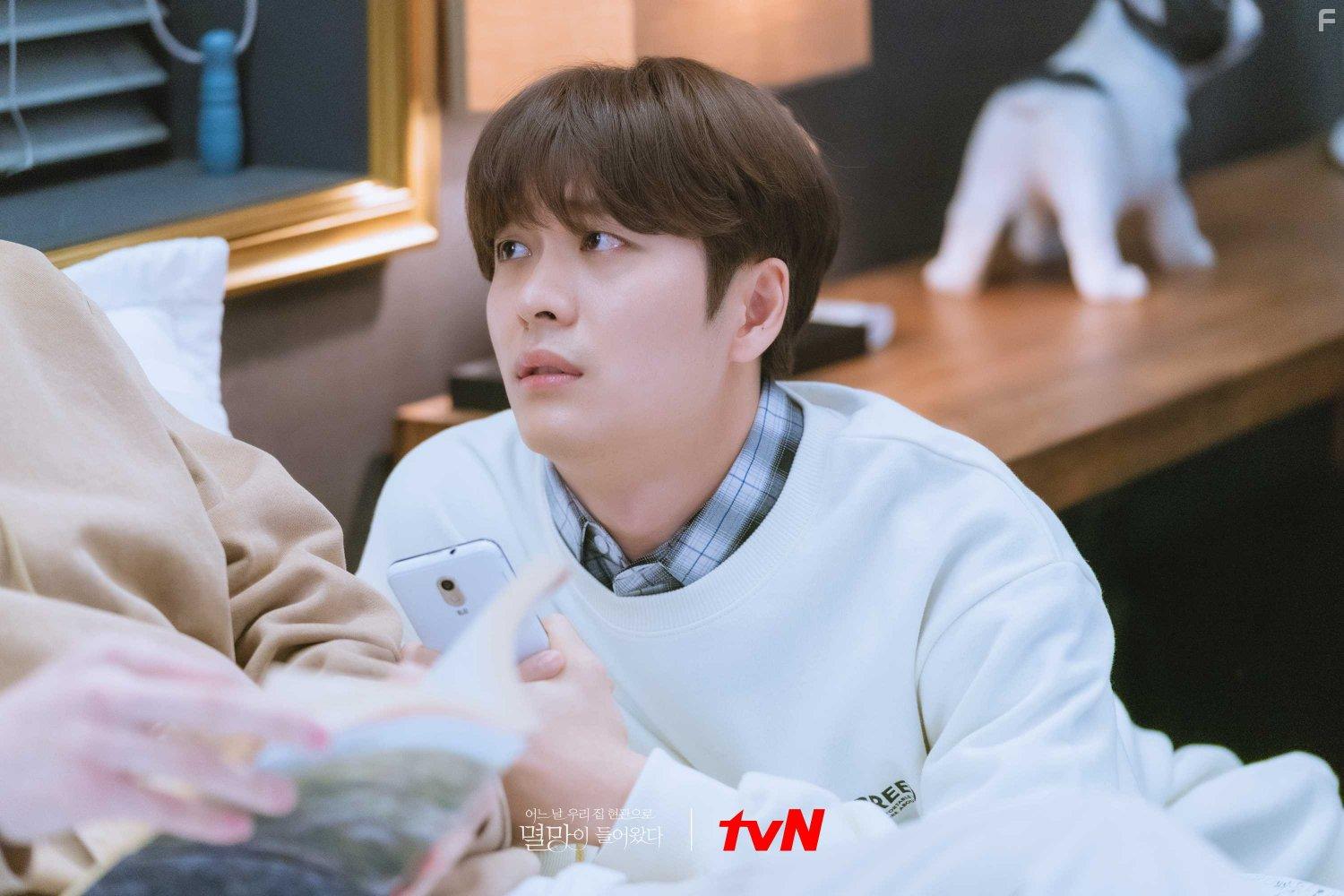 Tae-oh Kang in Eoneu Nal Uri Jib Hyeongwaeuro Myeolmangyi Deuleowassda (2021)