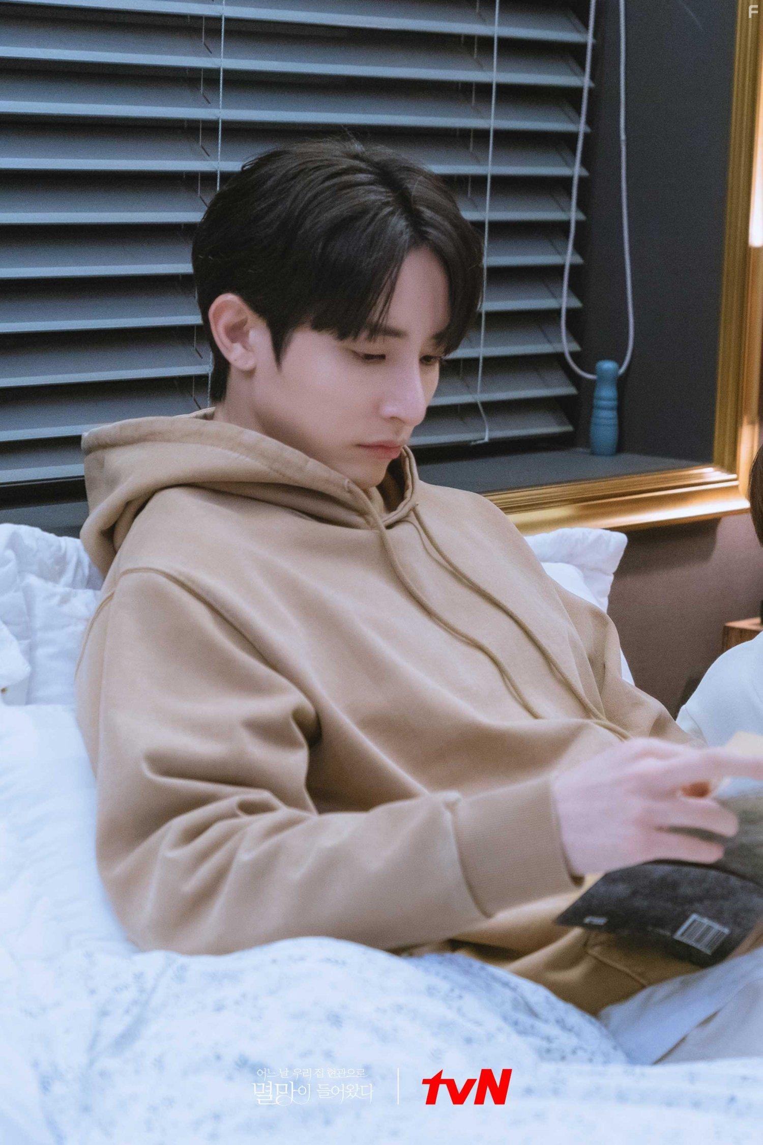 Lee Soo-hyuk in Eoneu Nal Uri Jib Hyeongwaeuro Myeolmangyi Deuleowassda (2021)