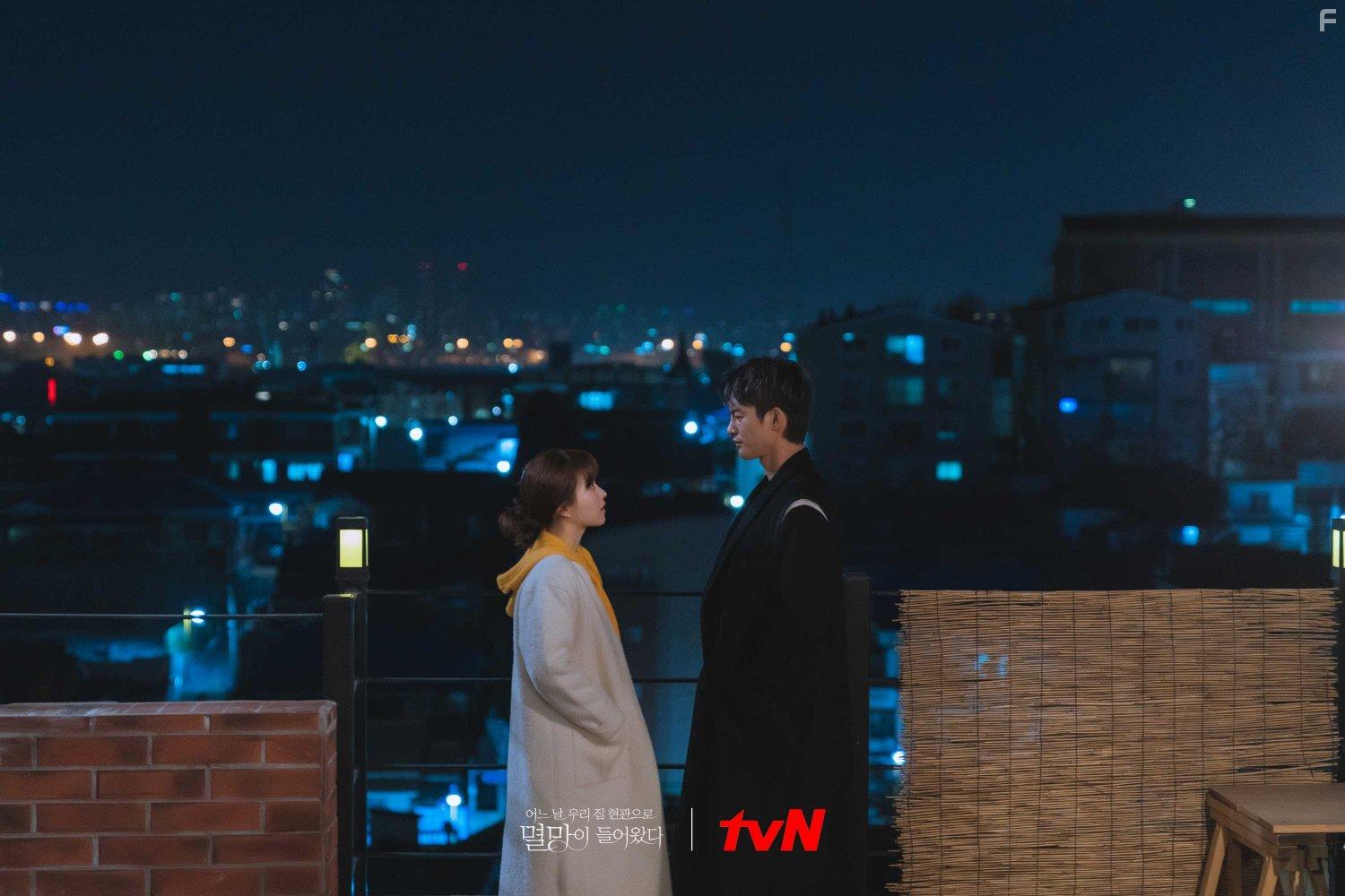 Park Bo-Young and Seo In-Guk in Eoneu Nal Uri Jib Hyeongwaeuro Myeolmangyi Deuleowassda (2021)