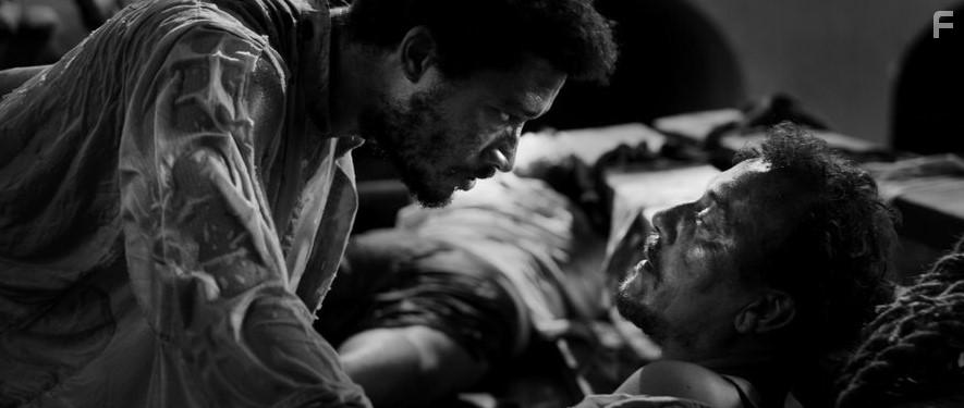 Roger Casamajor and scar Kapoya in El ventre del mar (2021)